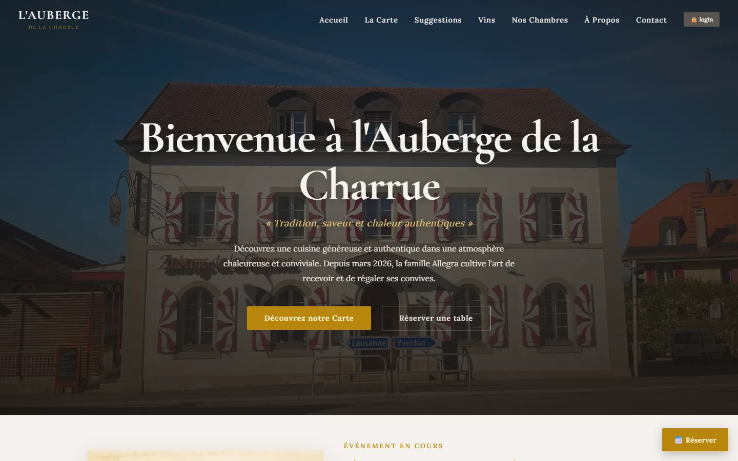 Page d'accueil du site de l'Auberge de la Charrue : la façade de l'auberge et le titre « Bienvenue à l'Auberge de la Charrue ».