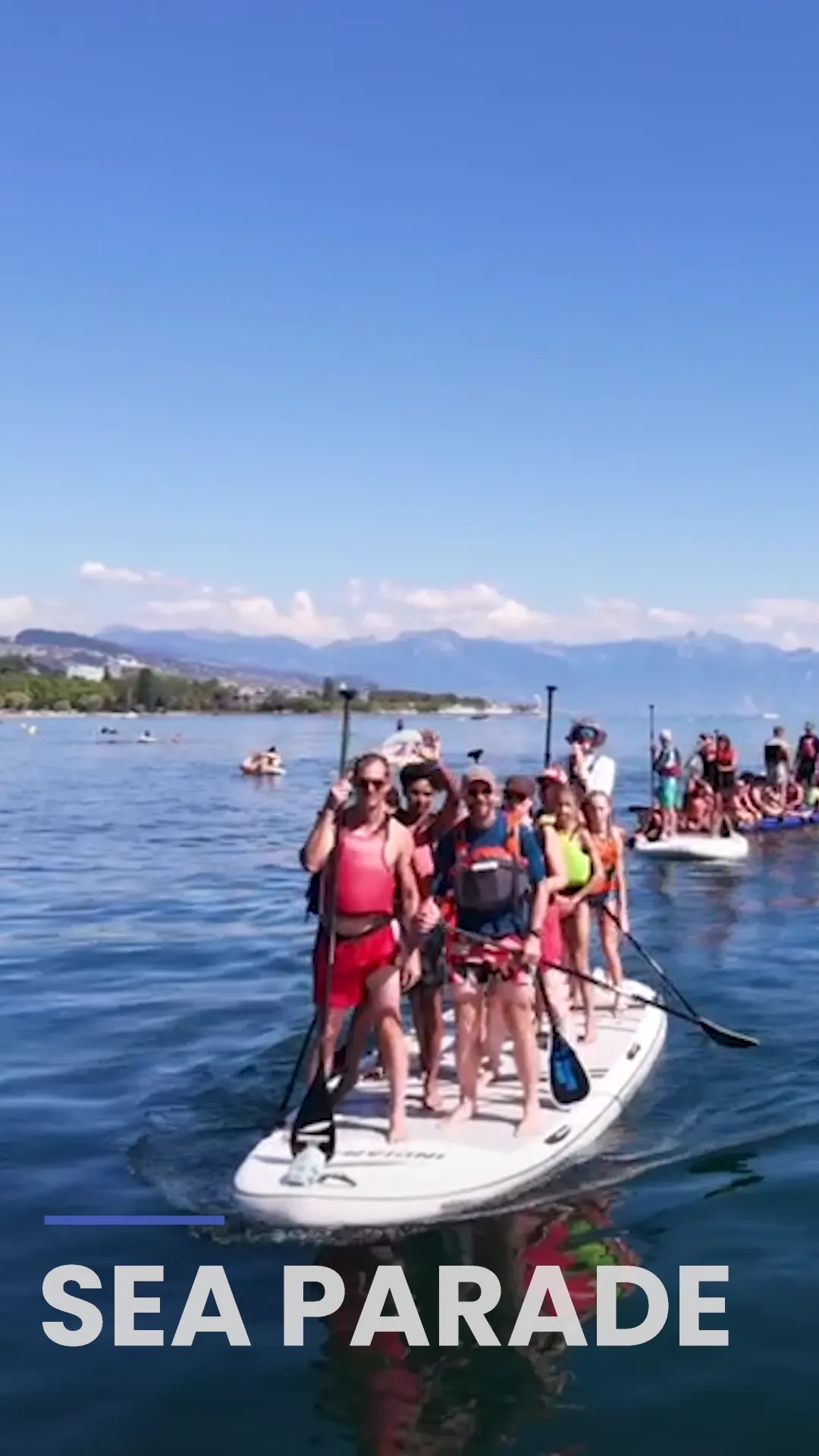 Image du film : un groupe sur un grand paddle pendant la sea parade, avec le titre « Sea parade ».