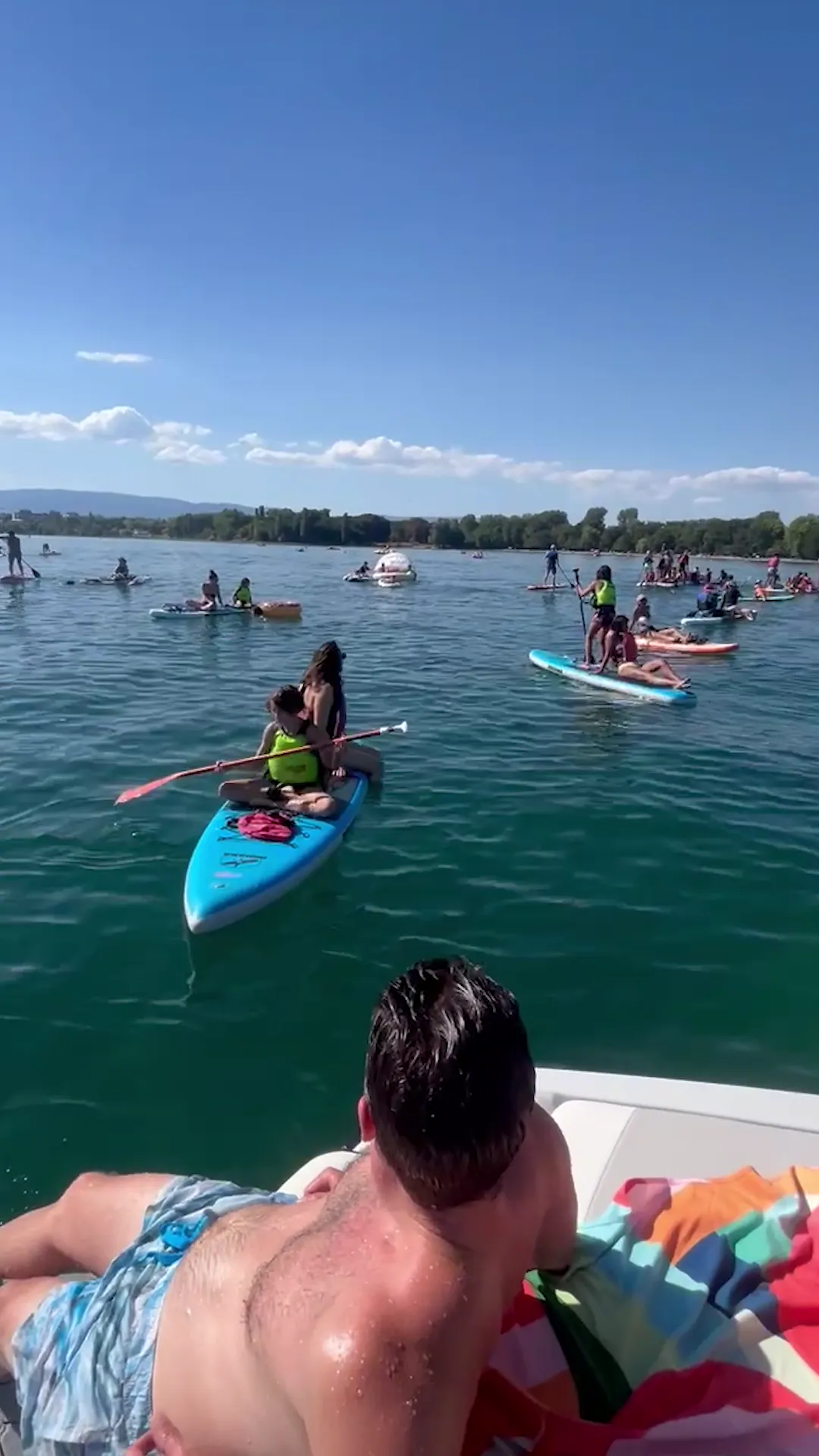 Image du film : des paddles et des baigneurs sur le lac Léman.