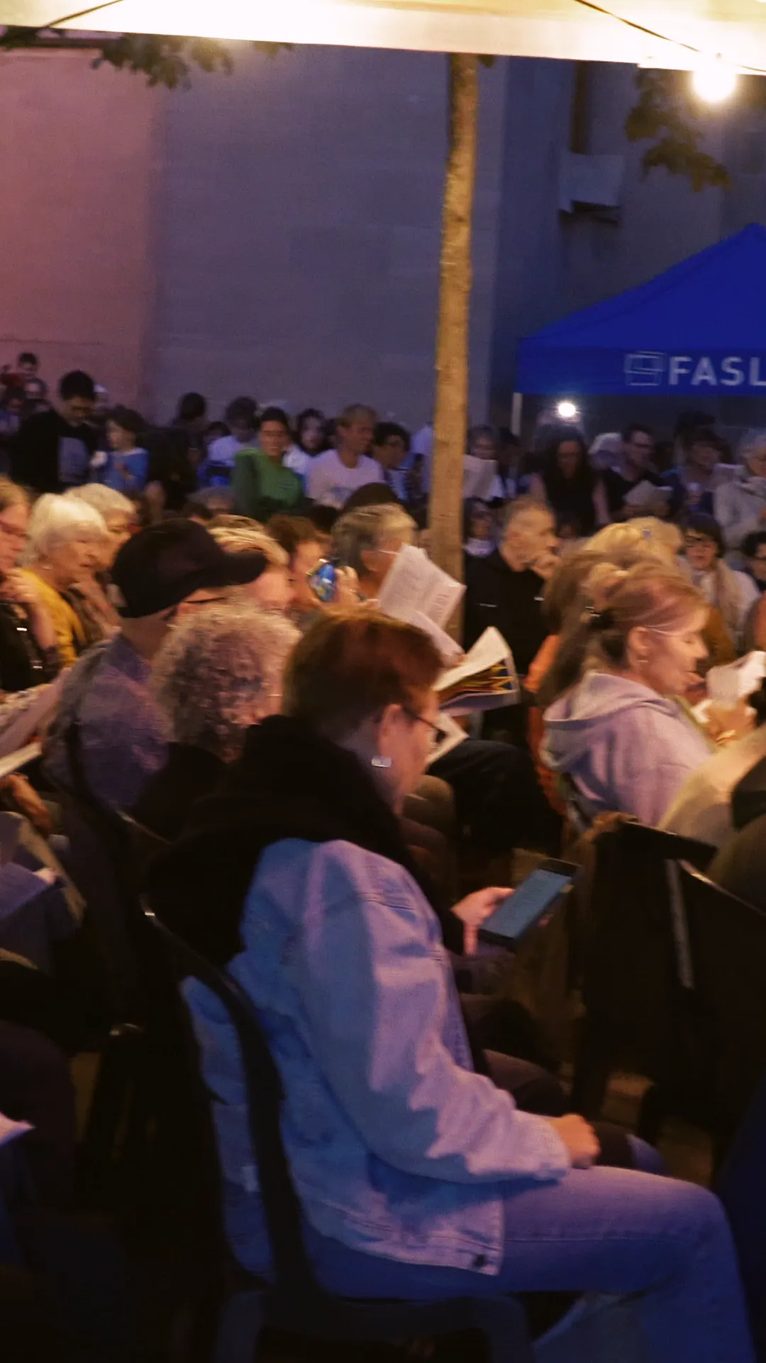 Image du film : le public qui lit les paroles et chante.