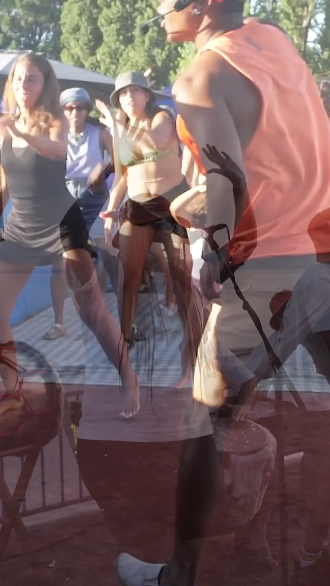 Image du film : le public qui danse au bord de l'eau.