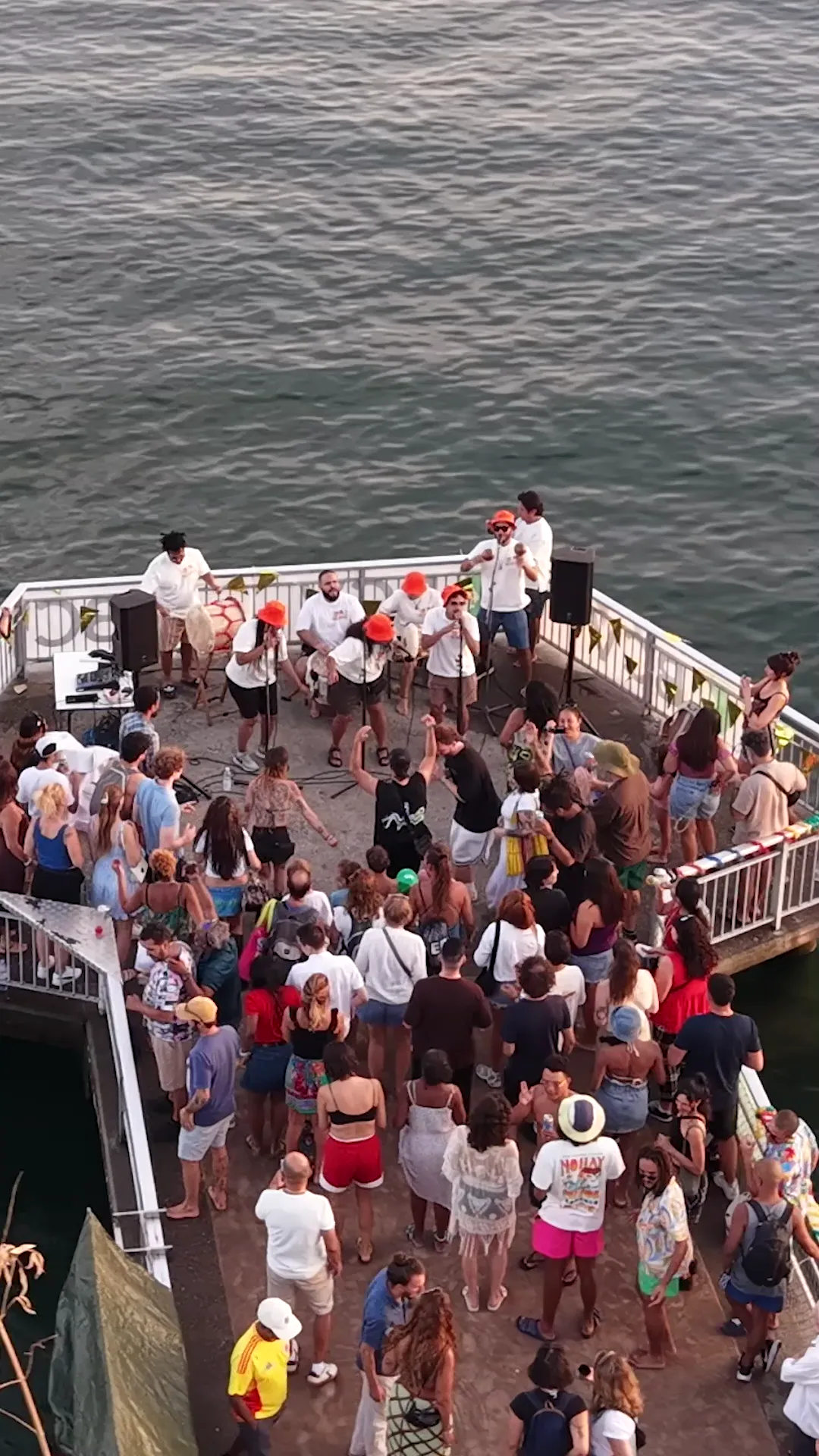 Image du film : la foule vue d'en haut sur le ponton, au bord du lac.