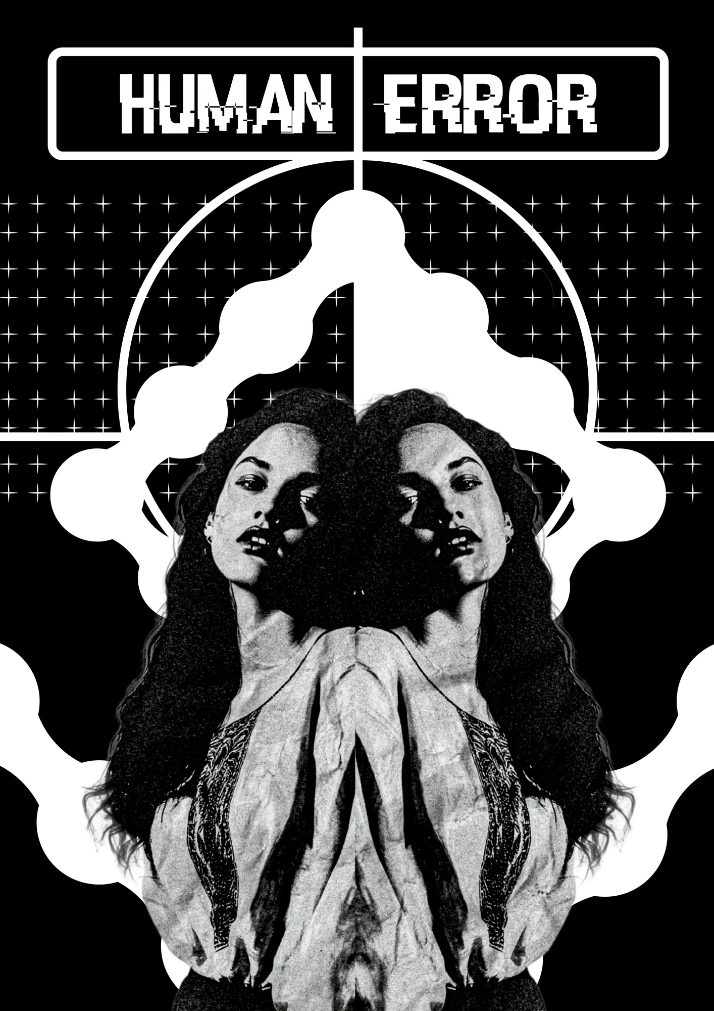 Affiche « Human Error » : un portrait de femme en miroir dans un cadre de viseur noir et blanc.