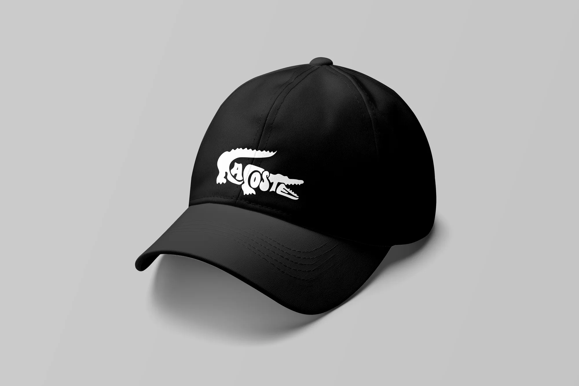 Mockup : casquette noire avec le logo en blanc.
