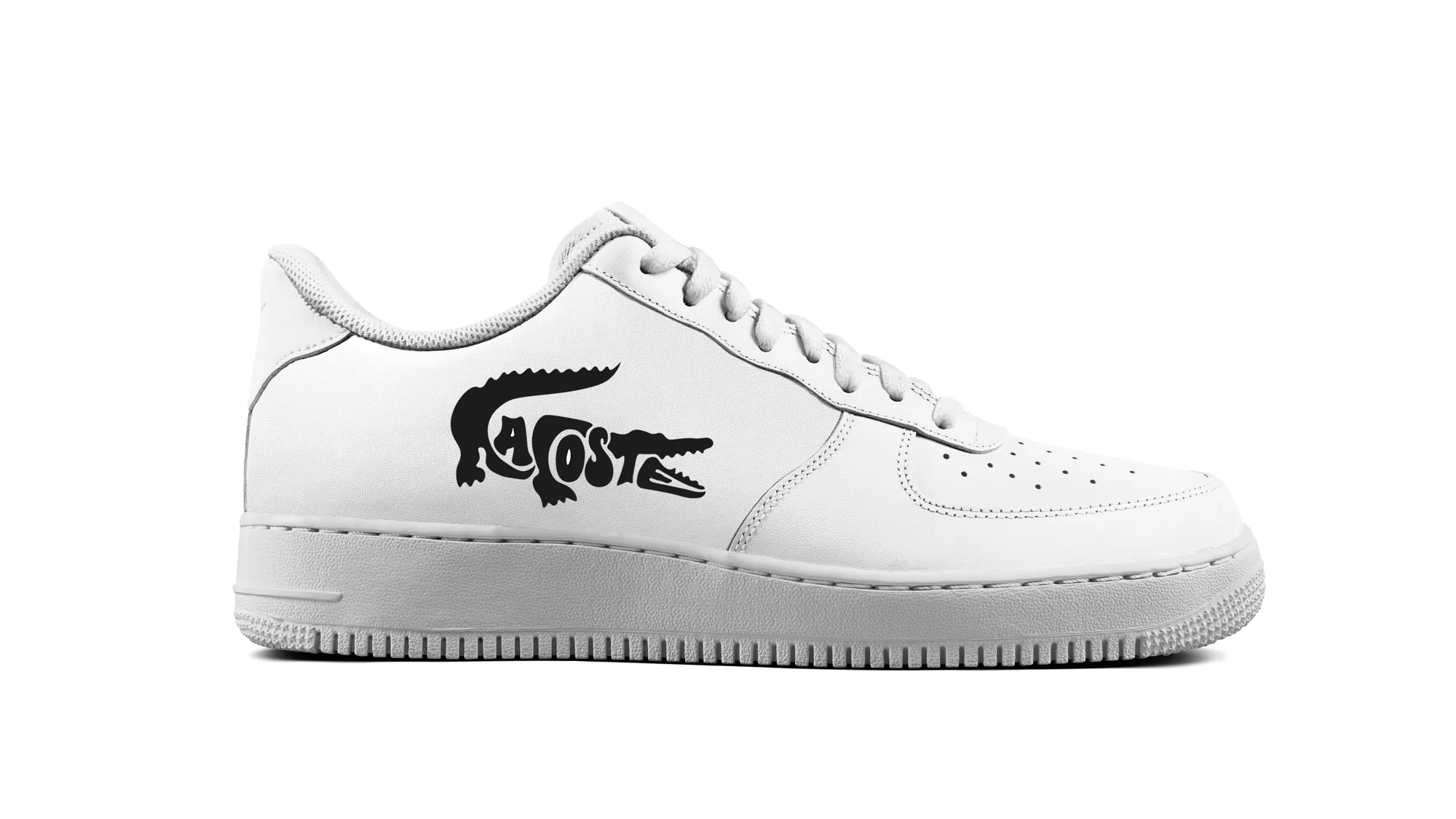 Mockup : basket blanche avec le logo en noir.